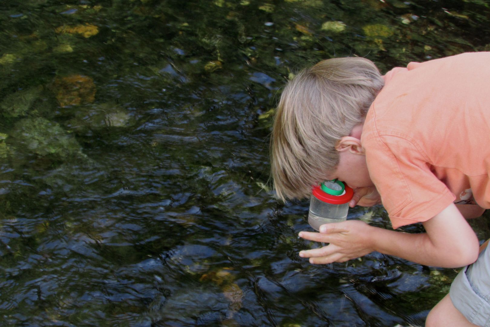 Kind untersucht Wasser