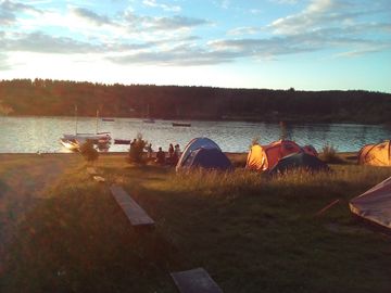 Kinder bei Zelten am See, Sonnenuntergang