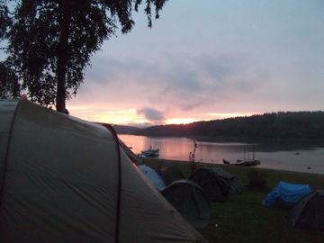 Zelte am See bei Sonnenuntergang