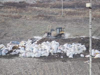 Bagger in Müllbergen auf Deponie Cröbern
