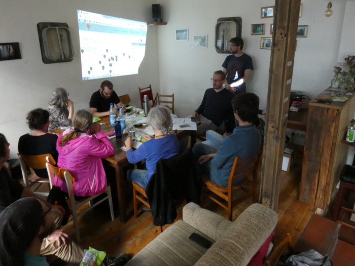 Menschen am Tisch, Leinwand, Workshop