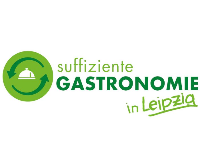 Links ist ein grüner Kreis in dem zwei Pfeile sich drehen. In der Mitte befindet sich ein Kuchendeckel. Daneben ist ein Schriftzug: suffiziente Gastronomie in Leipzig