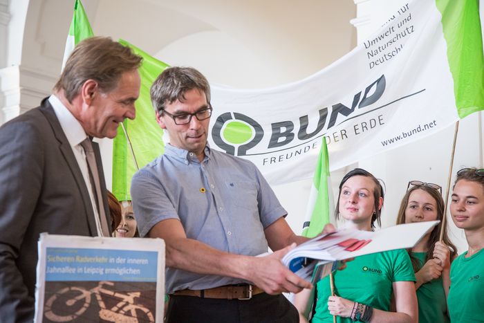 Übergabe Petition, Burkard Jung, BUND-Banner