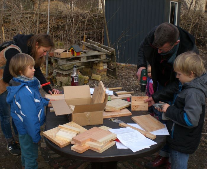 Kinder mit Erwachsenen beim Nistkastenbau, Hol, Bohrmaschine