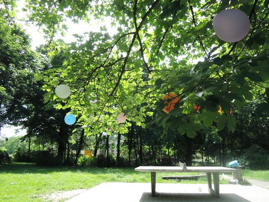 Tischtennisplatte im Leopoldpark mit Lampions