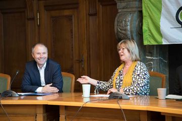 Die Verteter*innen der Stadtverwaltung freuen sich