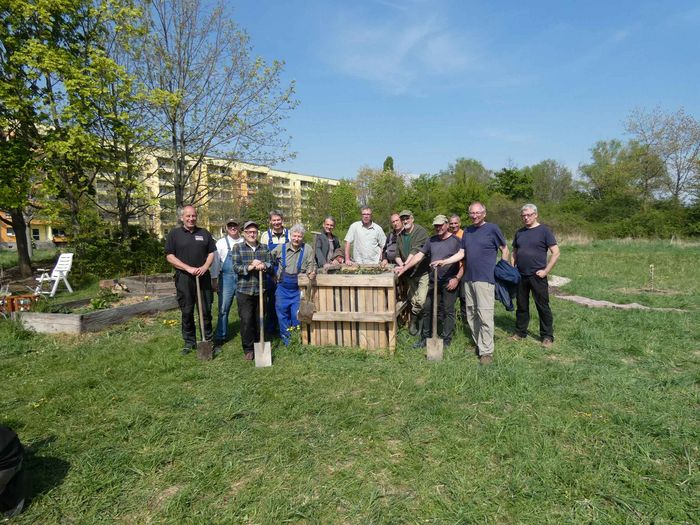 Menschen stehen auf grüner Wiese