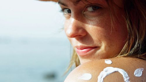 Eine Frau mit Sonnencreme