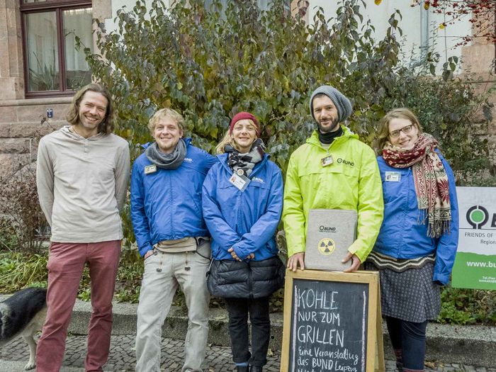 Fünf fröhliche BUND-Mitglieder vor einer Hecke