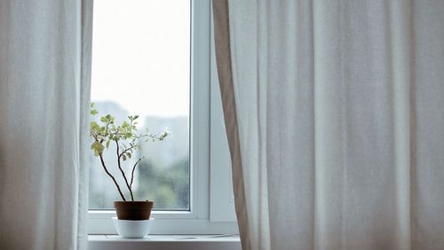 Zimmer mit zugezogenen Vorhängen in Blaustich