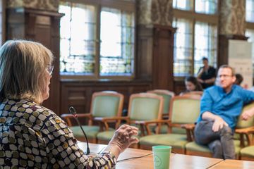 Die Umweltamtsleiterin blickt auf das Publikum und gestikuliert