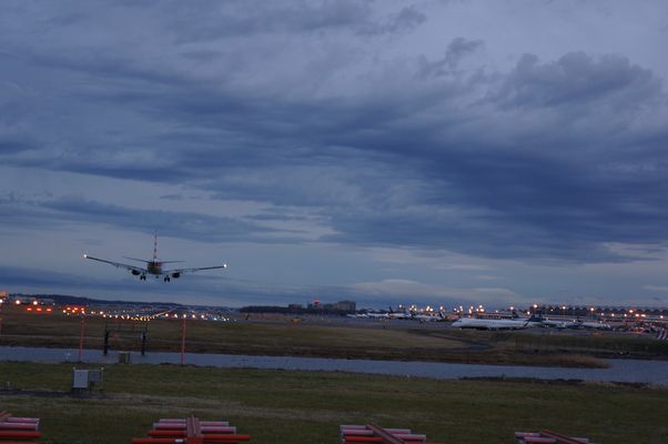 Flugzeug am Abend bei der Landung