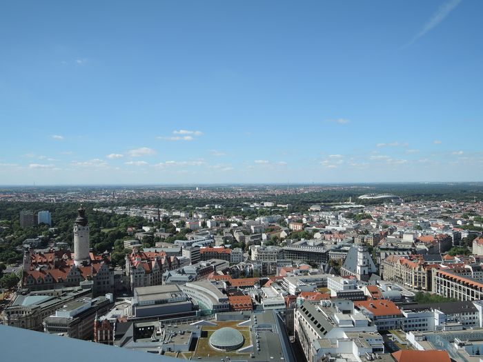 Skyline von Leipzig; zu sehen sind unter anderem das Neue Rathaus, die Thomaskirche und die Red Bull Arena 