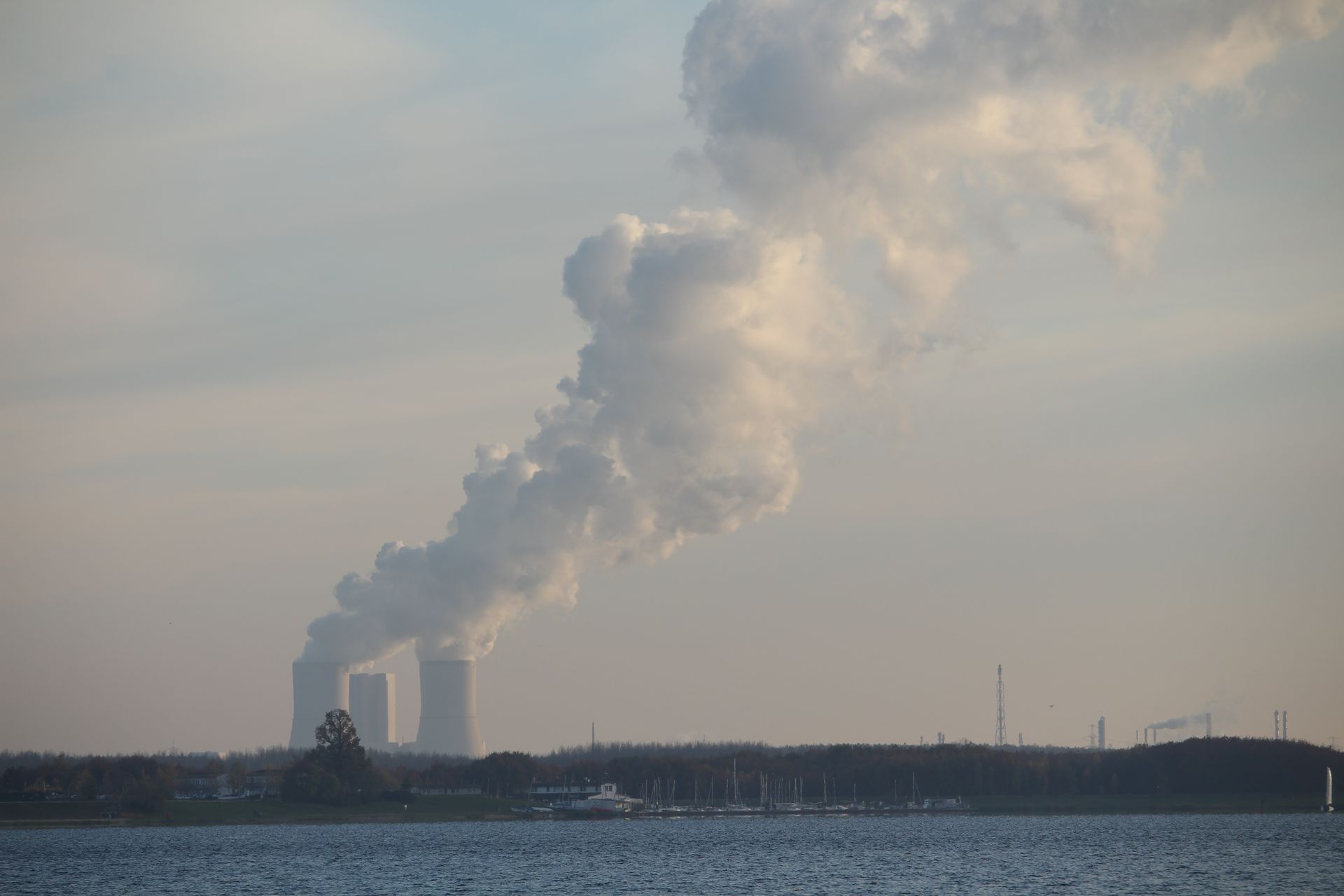 Braunkohlekraftwerk ist am Horizont zu sehen, Abgase steigen aus den Schornsteinen