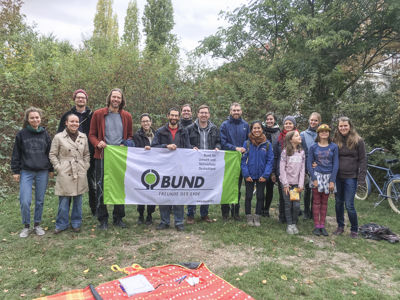 Gruppenbild der Ortsgruppe Ost, BUND-Banner davor, in einem Garten