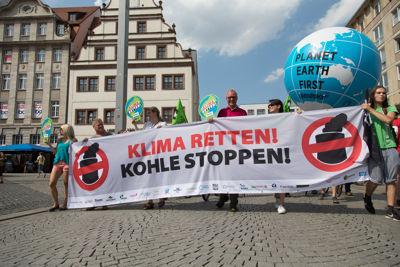Demonstranten auf dem Leipziger Markplatz, halten Banner auf dem steht: "Klima retten, Kohle stoppen!"