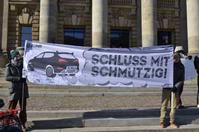 Zwei Demonstrantinnen halten Banner auf dem steht: "Schluss mit schmutzig"