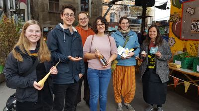 Stadtspaziergangteilnehmende an der Feinkost 