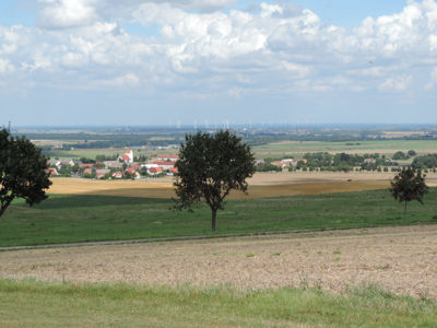 Landschaft von erhöhtem Blickwinkel, Felder, Bäume, Häuser