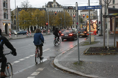 Straße, rote Ampel, Radfahrer und Autos
