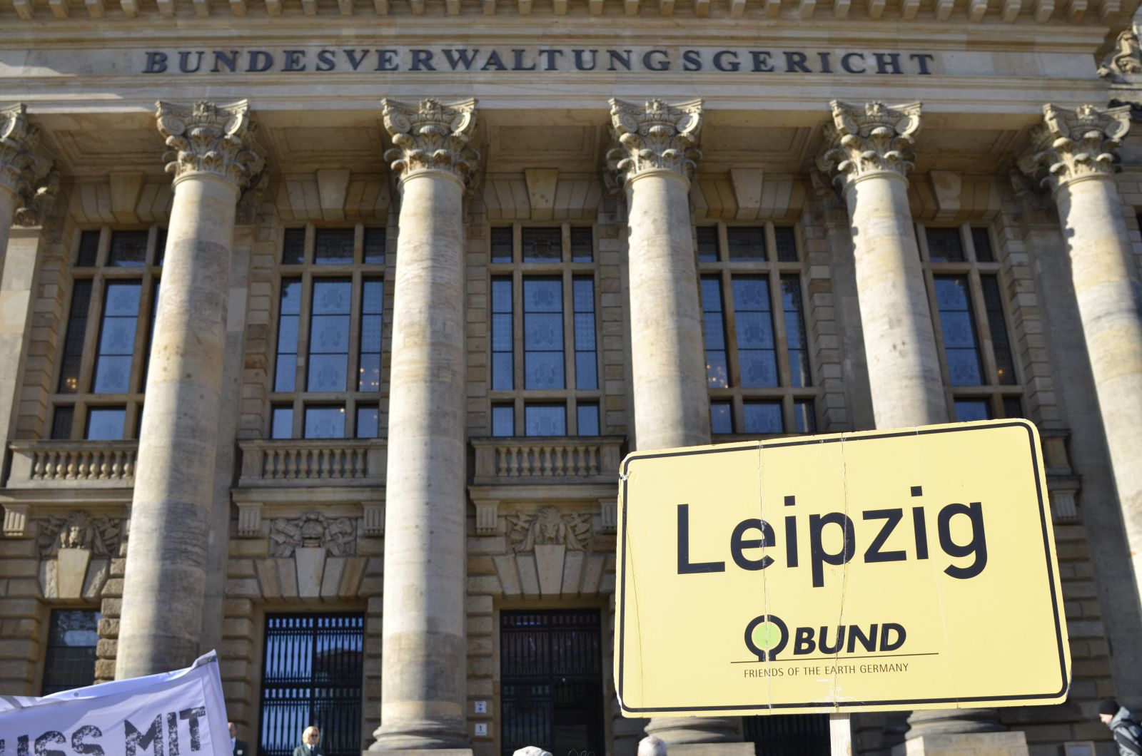 Bundesverwaltungsgericht, mit Demo-Schild, das aussieht wie das Ortseingangsschild von Leipzig